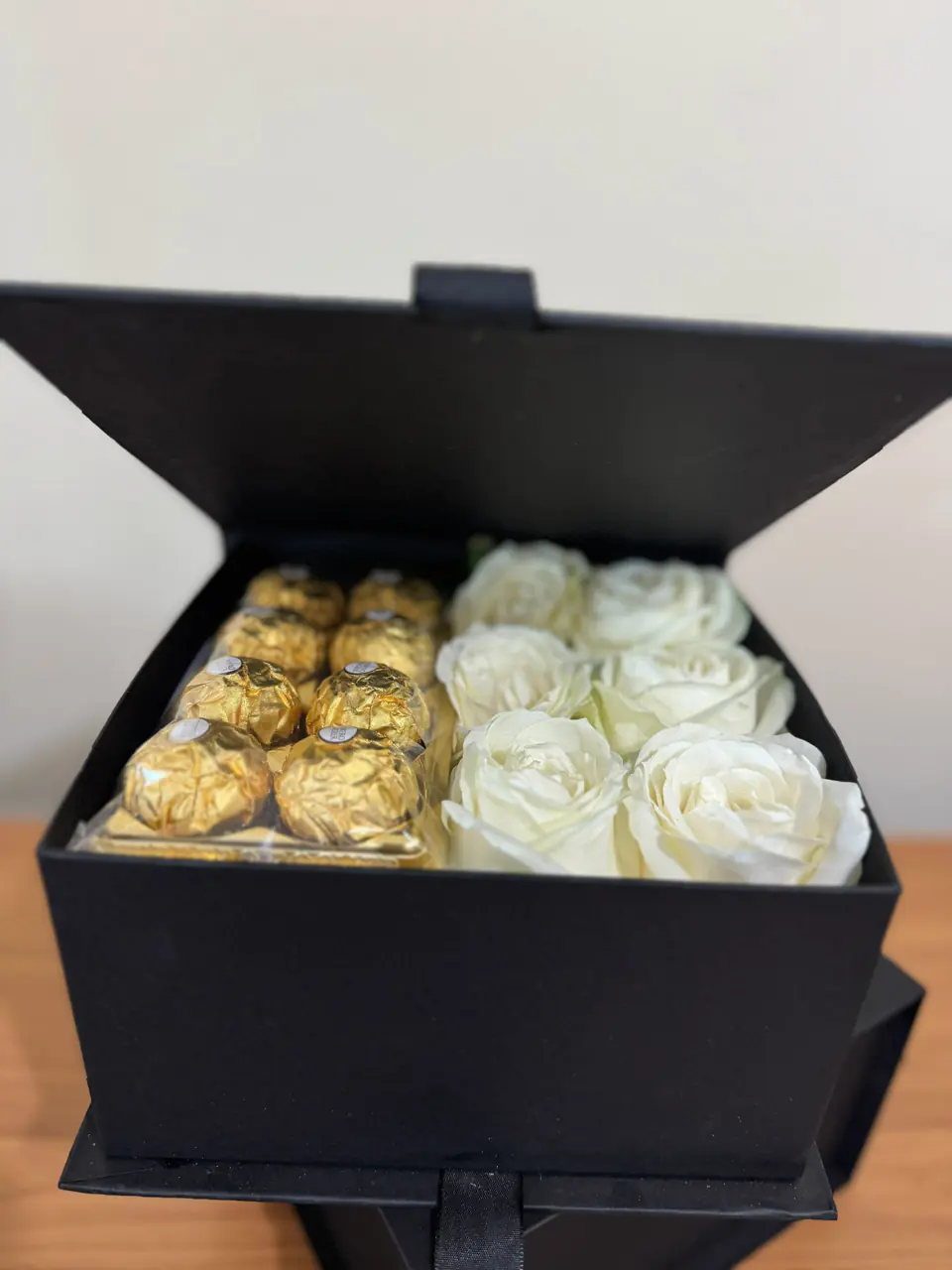 Caixa preta presente com rosas brancas e bombons Ferrero Rocher