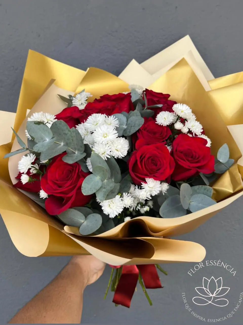Buquê de 12 rosas vermelhas com astromélias brancas e eucalipto em papel dourado