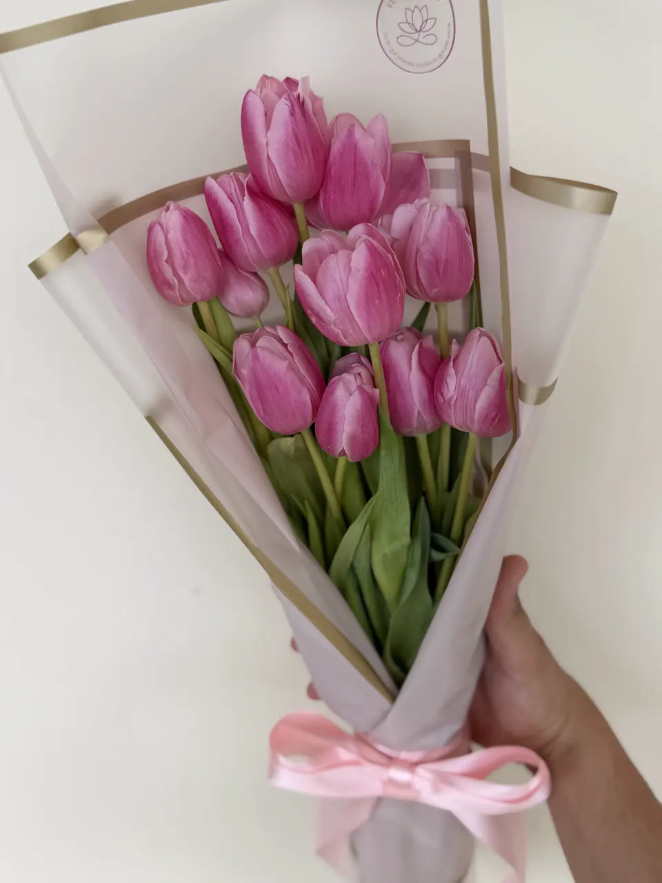 Buquê de tulipas rosa em papel kraft com laço