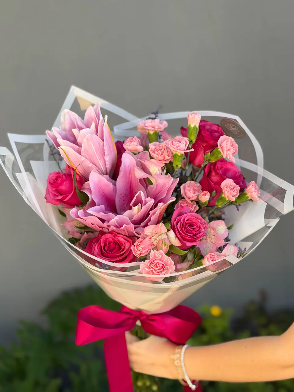 Buquê romântico com lírios rosa, rosas e mini rosas em tons de rosa