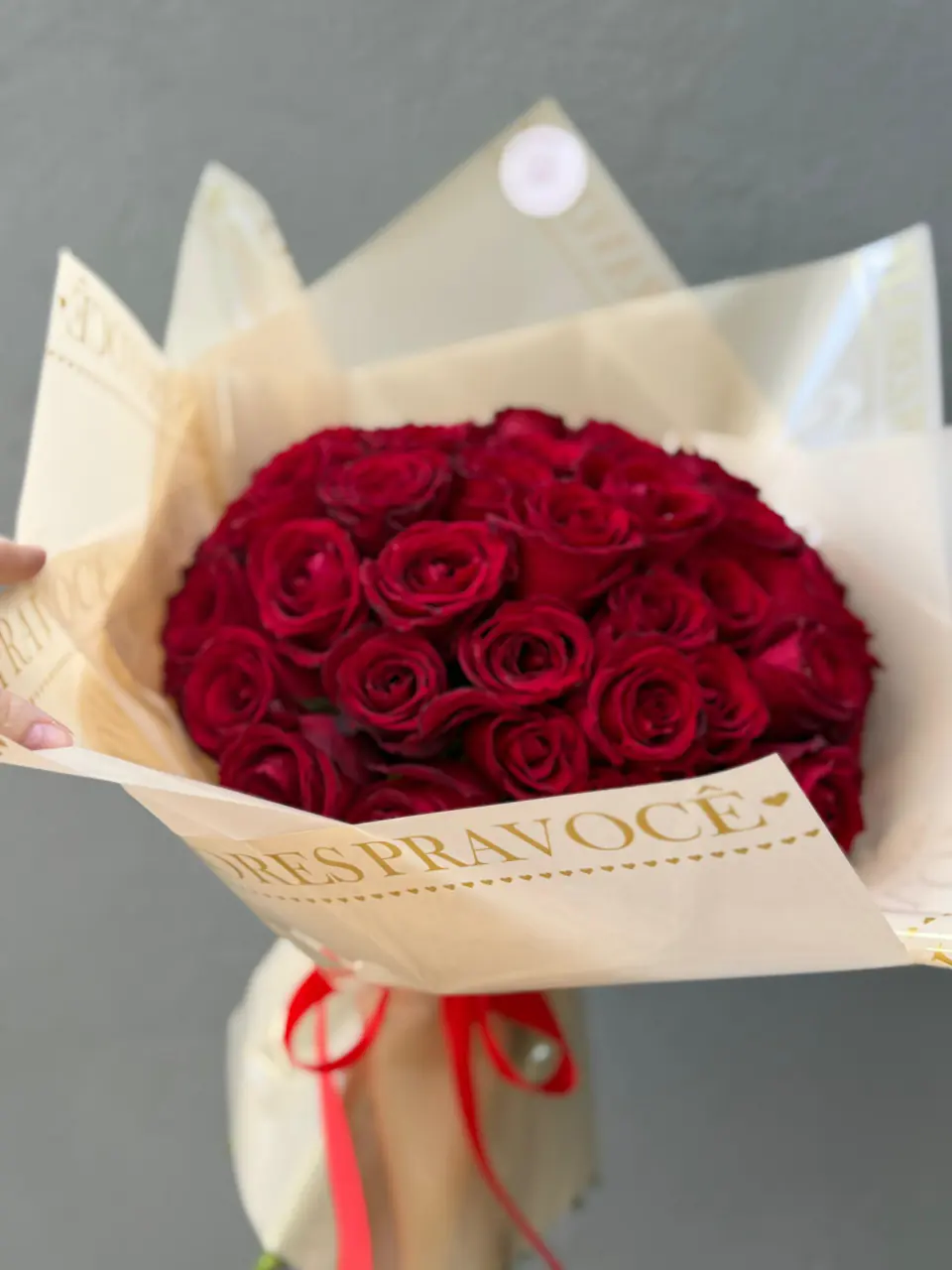 Buquê com 50 rosas vermelhas importadas em papel personalizado