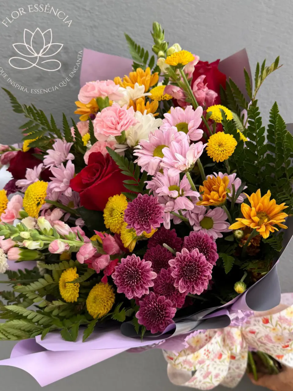 Buquê grande com mix de flores coloridas, crisântemos e astromélias