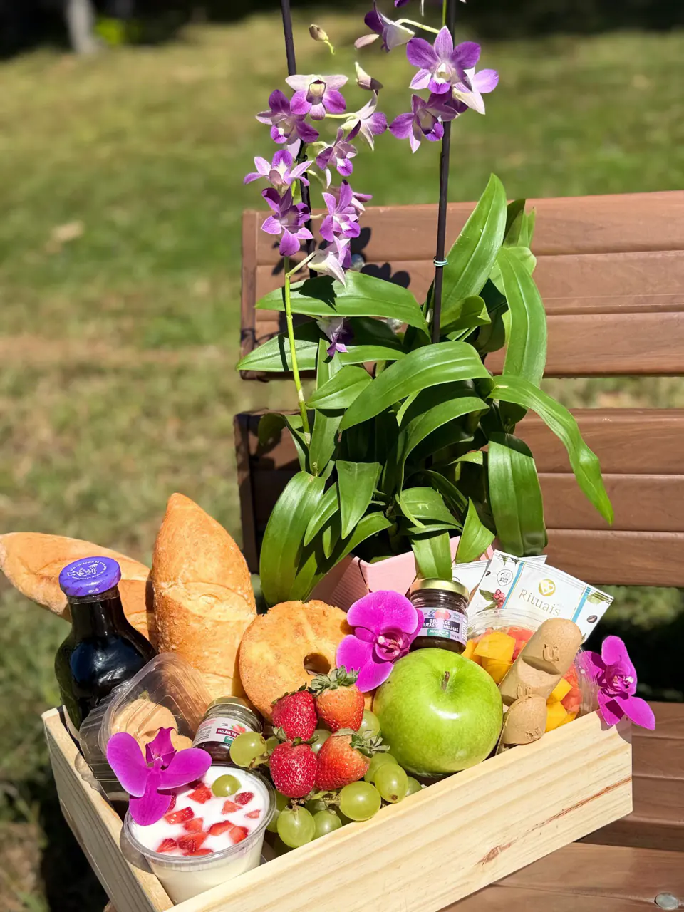 Cesta de café da manhã premium com orquídea, pães, frutas e geleias