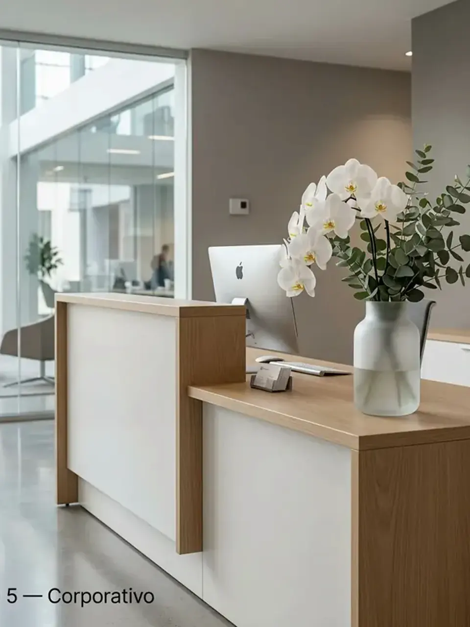 Recepção corporativa decorada com plantas e arranjos florais